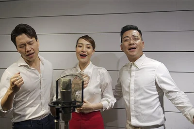 Các ca sĩ Tuấn Hưng, Thu Thủy và Minh Quân (từ phải qua) thể hiện ca khúc “Vươn xa thanh niên” tại phòng thu.