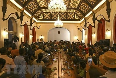 Người biểu tình tập trung bên trong Phủ Tổng thống ở Colombo, Sri Lanka ngày 10/7 vừa qua. (Ảnh: AFP/TTXVN)