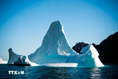 Băng trôi gần đảo Kulusuk, Greenland. (Ảnh: AFP/TTXVN)