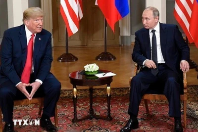 Tổng thống Mỹ Donald Trump (trái) trong cuộc gặp người đồng cấp Nga Vladimir Putin, tại Helsinki (Phần Lan) ngày 16/7/2018. (Ảnh: THX/TTXVN)