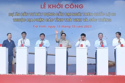 Thủ tướng Phạm Minh Chính cùng các đại biểu bấm nút khởi công Dự án xây dựng cầu Đại Ngãi.