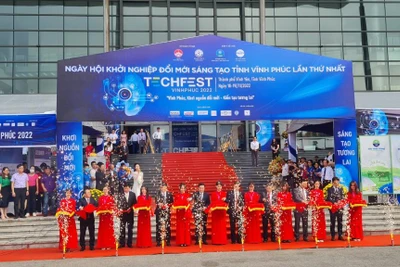 Ban tổ chức cắt băng khai mạc triển lãm Techfest Vĩnh Phúc 2022.