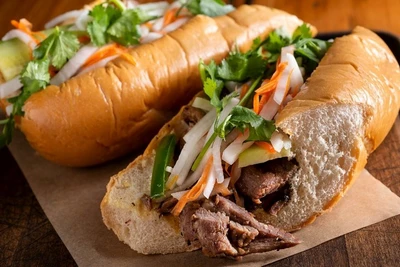 Bộ Y tế đề nghị truy xuất nguồn thực phẩm nghi gây ngộ độc khiến 37 người nhập viện do ăn bánh mì. (Ảnh minh họa: Internet)