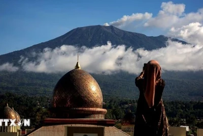 Tro bụi phun lên từ núi lửa Marapi ở Padang Panjang, Tây Sumatra, Indonesia. (Ảnh: THX/TTXVN)