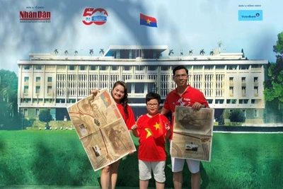 Nhiều gia đình đưa con đến để tìm hiểu ý nghĩa của ngày 30/4 tại khuôn viên Báo Nhân Dân, ngày 2/5. (Ảnh: ĐỖ THOA)