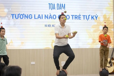 Trẻ tự kỷ biểu diễn trước khi diễn ra tọa đàm "Tương lai nào cho trẻ tự kỷ?" tại Báo Nhân Dân. (Ảnh: nhandan.vn)