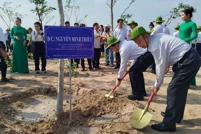 Nguyên Chủ tịch nước Nguyễn Minh Triết và Phó Thủ tướng Chính phủ Mai Văn Chính trồng cây xanh tại Lễ phát động. 