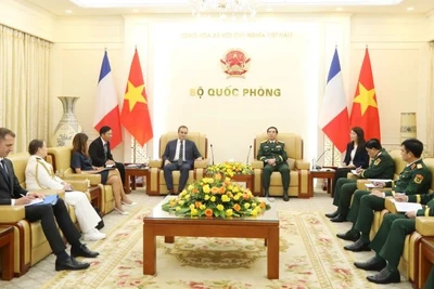 Bộ trưởng Quốc phòng Phan Văn Giang tiếp Bộ trưởng Quân đội Pháp Sébastien Lecornu.