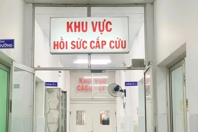 Các bệnh nhân bị ngộ độc rượu đang cấp cứu, điều trị tại Bệnh viện Chợ Rẫy. (Ảnh: Bệnh viện cung cấp)