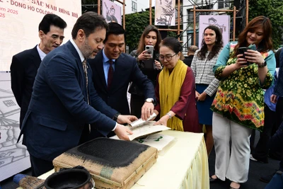 Các đồng chí đại biểu tham dự Chương trình "Tinh hoa văn hóa Bắc Ninh - Sắc màu Đông Hồ", tôn vinh di sản qua nghệ thuật dân gian. (Ảnh: Thế Dương)