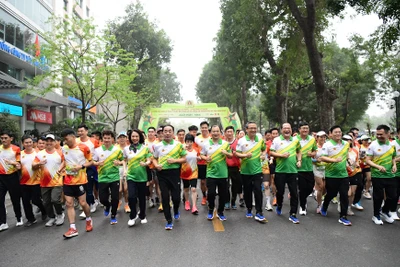 Các đồng chí lãnh đạo, đại biểu tham dự chạy khởi động đường đua Ngày chạy Olympic - Vì an ninh Tổ quốc. (Ảnh: THẾ DƯƠNG)