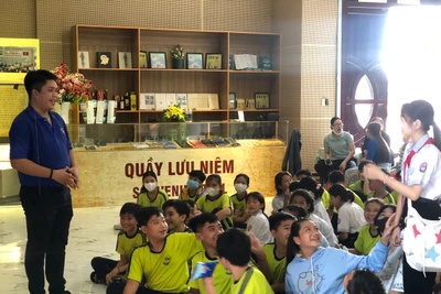 Các em học sinh hào hứng với chương trình tìm hiểu văn hóa Óc Eo.