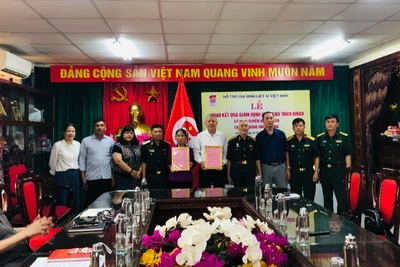 Đại diện Hội Hỗ trợ gia đình liệt sĩ Việt Nam và các cơ quan chức năng chụp ảnh lưu niệm cùng thân nhân liệt sĩ.