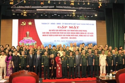 Các đại biểu chụp ảnh lưu niệm