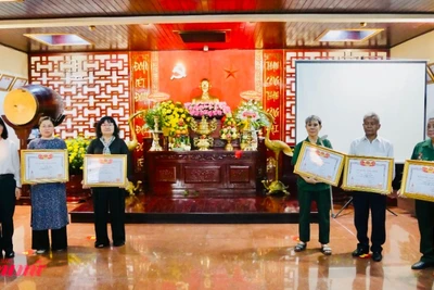 Trao bằng Tổ quốc ghi công 5 liệt sĩ Tiểu đoàn nữ biệt động Lê Thị Riêng.