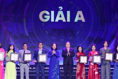 Chủ tịch Quốc hội Trần Thanh Mẫn và Phó Chủ tịch nước Võ Thị Ánh Xuân trao giải A - Giải Diên Hồng năm 2025 cho các tác giả, nhóm tác giả.