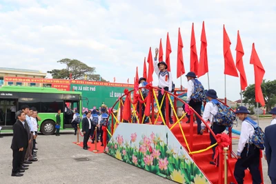 Tân binh Quảng Ngãi nô nức bước qua cầu vinh quang lên đường về đơn vị mới.