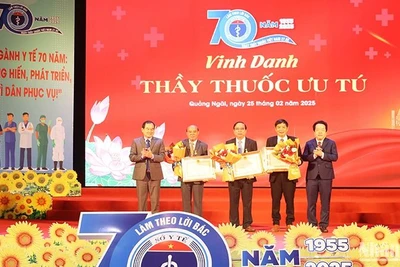 Trao tặng danh hiệu "Thầy thuốc Ưu tú" cho 3 bác sĩ, dược sĩ thuộc ngành Y tế tỉnh Quảng Ngãi.