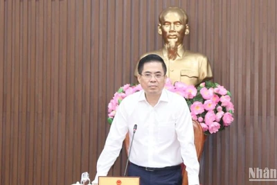 Chủ tịch Ủy ban nhân dân tỉnh Quảng Ngãi Nguyễn Hoàng Giang yêu cầu tạm dừng tổ chức các đoàn đi tham quan, học tập kinh nghiệm trong thời điểm hiện nay.