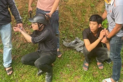 2 nghi phạm bắn 2 nữ lao công khi đang quét rác trong đêm bị lực lượng chức năng bắt giữ tại huyện miền núi Ba Tơ (Quảng Ngãi). 