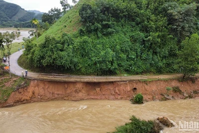 Lũ lớn làm tuyến đường bê-tông xi-măng từ Ủy ban nhân dân xã Sơn Bao đi thôn Nước Bao bị sạt lở nghiêm trọng, có đoạn ngoạm vào bên trong tạo hàm ếch sâu từ 8m-12m.