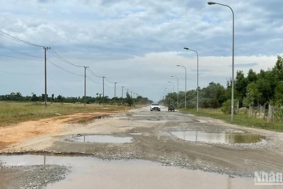 Nhiều tuyến đường giao thông ở địa bàn Khu kinh tế Dung Quất bị xuống cấp nghiêm trọng, cần được đầu tư nâng cấp.