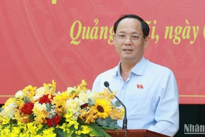 Phó Chủ tịch Quốc hội Trần Quang Phương phát biểu tại buổi tiếp xúc với cử tri Quảng Ngãi. 