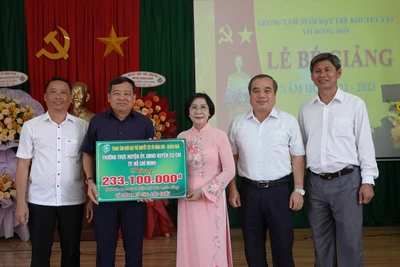 Nguyễn Thị Thu Hà, Giám đốc Trung tâm Nuôi dạy trẻ khuyết tật Võ Hồng Sơn đón nhận tình cảm, sự chung tay chia sẻ từ các cơ quan, doanh nghiệp, địa phương và nhà hảo tâm. 