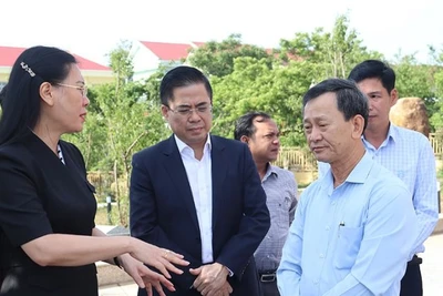 Lãnh đạo tỉnh Quảng Ngãi và Kon Tum trao đổi bên lề Hội nghị triển khai thực hiện chủ trương của Trung ương việc sáp nhập đơn vị hành chính cấp tỉnh Quảng Ngãi và Kon Tum diễn ra vào sáng 15/4 tại hội trường Huyện ủy Kon Plông (Kon Tum).