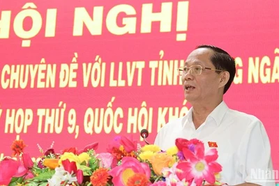 Phó Chủ tịch Quốc hội Trần Quang Phương phát biểu tại buổi tiếp xúc cử tri chuyên đề với Lực lượng vũ trang tỉnh Quảng Ngãi.