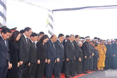 Các đồng chí lãnh đạo, nguyên lãnh đạo Đảng, Nhà nước; lãnh đạo, nguyên lãnh đạo tỉnh Quảng Ngãi; Mặt trận Tổ quốc Việt Nam và gia đình kính cẩn nghiêng mình dành một phút mặc niệm tiễn biệt nguyên Chủ tịch nước Trần Đức Lương.