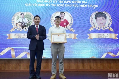 PGS,TS Lê Thành Bắc, Phó Giám đốc Đại học Đà Nẵng trao giấy khen cho đại diện nhóm sinh viên đạt giải tại cuộc thi cấp quốc tế. (Ảnh: ANH ĐÀO)