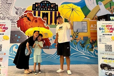 Du khách Hàn Quốc ghi lại khoảnh khắc đẹp với “Chiến dịch Enjoy Danang Again”. (Ảnh: ANH ĐÀO))