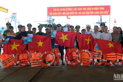 Bộ Tư lệnh Vùng 3 Hải quân tặng quà cho ngư dân miền trung, chiều 15/3. (Ảnh ANH ĐÀO)