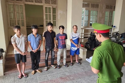 Nhóm đối tượng bị khởi tố về về hành vi gây rối trật tự công cộng. (Ảnh: Công an cung cấp)