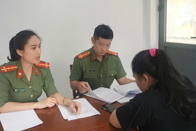 Cơ quan chức năng Công an thành phố Đà Nẵng làm việc với chị H.K.L. (Ảnh: Công an cung cấp)