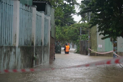 Chính quyền địa phương giăng dây hai đầu đường Mẹ Suốt, tiếp tục di dời dân.