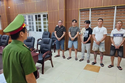 Các đối tượng trong đường dây tổ chức đánh bạc qua mạng bị bắt giữ. (Ảnh: Công an cung cấp)