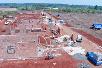 Xây nhà mới cho người dân nghèo tại xã biên giới Thiện Hưng, huyện Bù Đốp, tỉnh Bình Phước. (Ảnh: NHẤT SƠN)