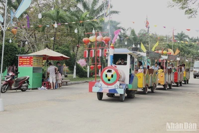 Người dân, du khách tham quan Công viên 29 Tháng 3. (Ảnh: ANH ĐÀO)