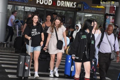 Khách du lịch quốc tế đến Đà Nẵng trưa ngày 31/12. (Ảnh: ANH ĐÀO)