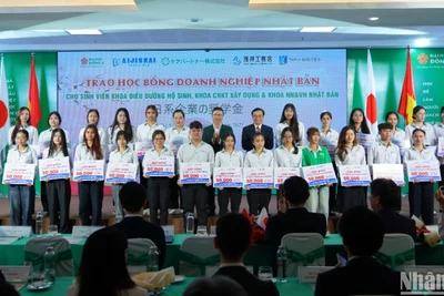 Các sinh viên xuất sắc của Trường đại học Đông Á nhận học bổng tham gia chương trình thực tập nghề nghiệp 1 năm tại Nhật Bản. (Ảnh: ANH ĐÀO)