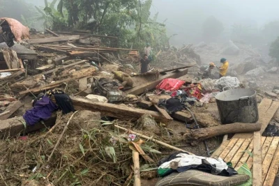 Một căn nhà ở thôn Tẩn Lượt bị lũ quét làm sập đổ hoàn toàn. (Ảnh: TUẤN SƠN)