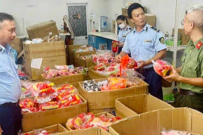 Đoàn kiểm tra phát hiện gần 2.000 sản phẩm đồ cho trẻ em nhập lậu. (Ảnh: Cục Quản lý thị trường Đà Nẵng)