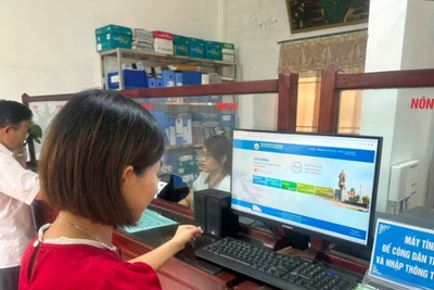 Người dân tra cứu thủ tục hành chính tại bộ phận một cửa xã Xuân Châu, huyện Xuân Trường. 