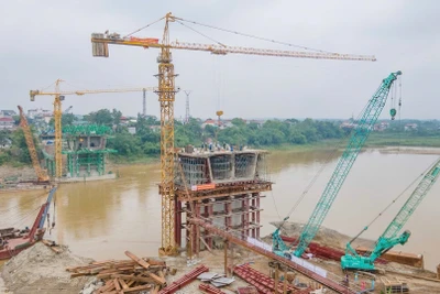 Các nhà thầu thi công cầu Phong Châu hiện đã hoàn thành việc đổ bê-tông khối K0, dự kiến đầu tháng 9 sẽ hợp long và phấn đấu trong tháng 10 tới hoàn thành, đưa công trình vào khai thác.