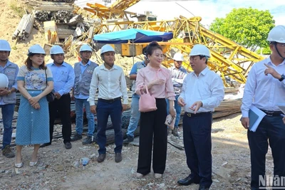 Thứ trưởng Xây dựng Nguyễn Văn Sinh kiểm tra các dự án nhà ở xã hội tại Đà Nẵng chiều 14/5. (Ảnh: ANH ĐÀO)