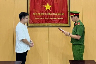 Cơ quan Cảnh sát điều tra Công an thành phố Đà Nẵng tống đạt các quyết định đối với Nguyễn Văn Thành. (Ảnh: Công an cung cấp)