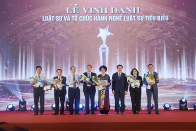 Vinh danh Luật sư, tổ chức hành nghề luật sư tiêu biểu giai đoạn 2021-2023. (Ảnh: Liên đoàn Luật sư Việt Nam)