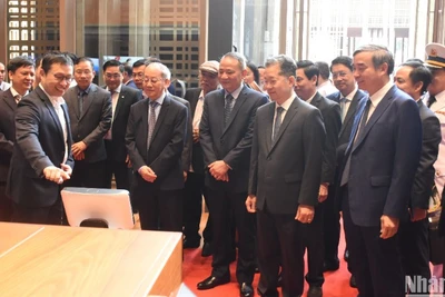 Các đại biểu tham quan không gian trưng bày hiện đại tại Bảo tàng Đà Nẵng, sáng 28/3. (Ảnh: ANH ĐÀO)